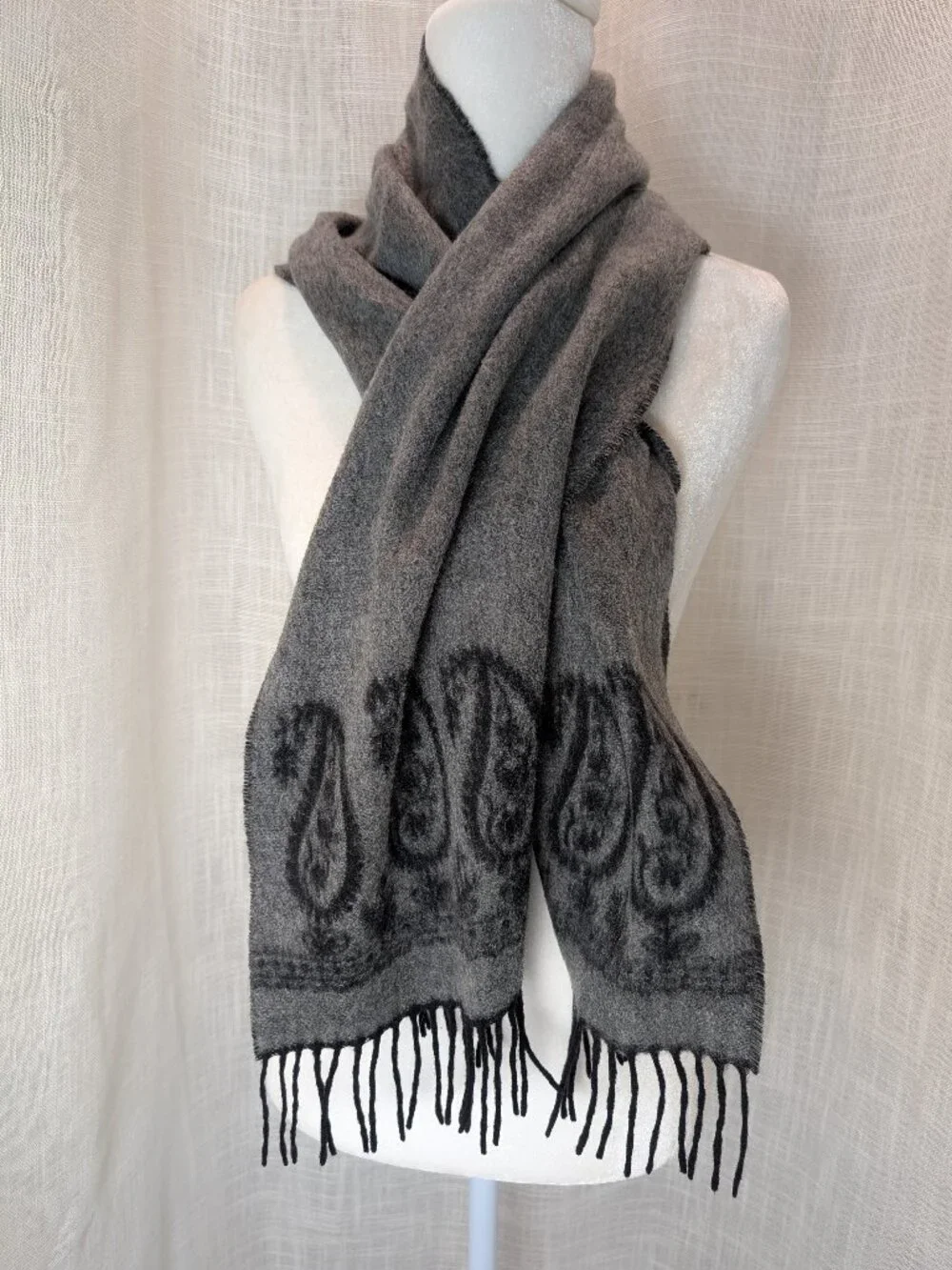 Bloomingdale's Sutton Studios 100% Cashmere Scarf